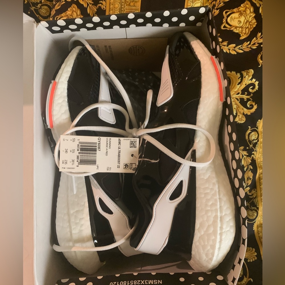 ADIDAS BY STELLA MCCARTNEY ULTRABOOST 22 SHOES (SIZE 7 W—BRAND NEW NEVER WORN)